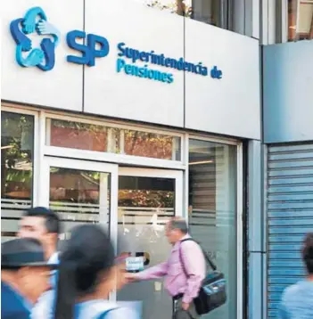  ??  ?? ► Oficina de la Superinten­dencia de Pensiones, en Santiago.