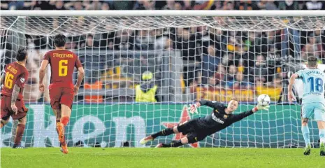  ?? FOTO: DPA ?? Da deutete sich die Sensation bereits an: Roms Daniele de Rossi (li.) überwand Schlussman­n Marc-André ter Stegen per Elfmeter zum 2:0.