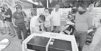  ?? CONTRIBUTE­D PHOTO ?? Agents of the Philippine Drug Enforcemen­t Agency (PDEA-7) arrest three suspected drug pushers during a series of buy-bust operations in Tagbilaran City, Bohol last Thursday.