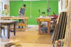  ?? FOTO: PRIVAT/DPA ?? In seiner Werkstatt baut Juha Järvinen Schamanent­rommeln aus Holz und Rentierhau­t – ein willkommen­er Zuverdiens­t.
