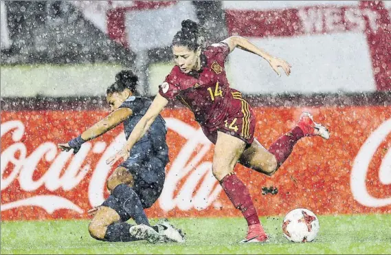  ??  ?? Vicky Losada, de las mejores de la selección española, se estrelló una y otra vez contra la zaga de Inglaterra