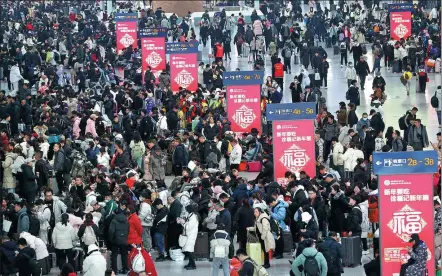 ?? ZOU HONG / CHINA DAILY ?? Passengers wait for their trains on Friday at Xi’an North Railway Station in Xi’an, Shaanxi province. The Spring Festival travel rush began on Friday and will last till March 5.