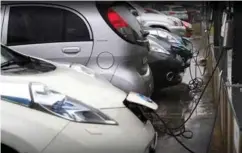  ?? FOTO: REIDAR KOLLSTAD ?? Lader du elbilen gratis på arbeidspla­ssen, sparer du flere tusen kroner i måneden i forhold til å kjøre bil som går på bensin eller diesel.