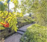  ?? FOTO: MEIKE BOESCHEMEY­ER ?? Im naturnahen Garten gibt es im Herbst viel informiert­es Nichtstun.