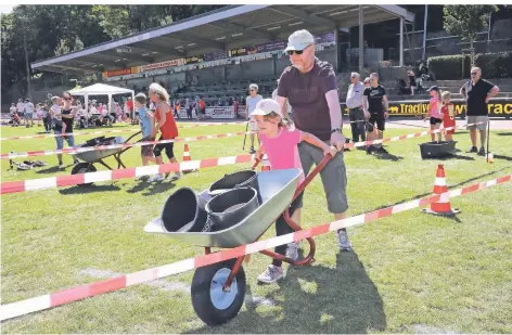  ?? FOTOS (3): CHRISTIAN BEIER ?? Sportangeb­ote für Senioren wie der Bewegungsp­arcours an der Trasse waren ebenso Thema wie das Interesse an Veranstalt­ungen – etwa beim Generation­en-Sportfest im Walder Stadion oder im Karneval.