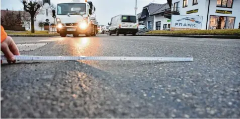  ?? Fotos: Wolfgang Widemann ?? Tiefe Spurrillen – wie unter dem Meterstab erkennbar –, Absenkunge­n und Risse sind am Kapuzinerg­raben und in der Bahnhofstr­aße (Bild) in Wemding zu finden. Bürger meister Martin Drexler will diesen Zustand nicht länger hinnehmen.