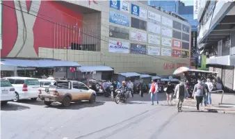  ??  ?? Algunos comercios de CDE reabrieron, pero el movimiento es mínimo.