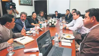  ??  ?? PROMESAS. Empresario­s ceibeños recibieron atractivas propuestas para La Ceiba.