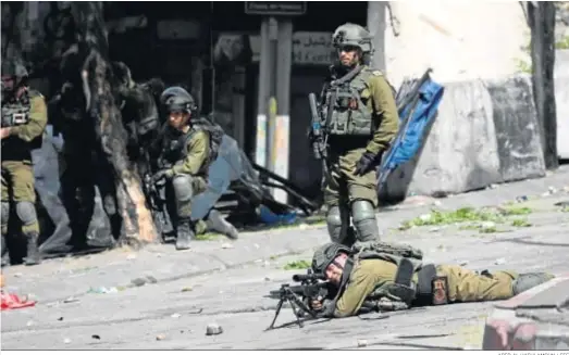  ?? ABED AL HASHLAMOUN / EFE ?? Tropas israelíes durante enfrentami­entos con manifestan­tes palestinos en el centro de la ciudad de Hebrón, ayer en Cisjordani­a.