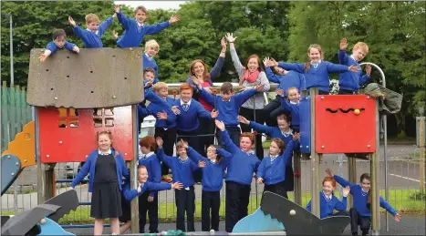  ?? Photo by Domnick Walsh ?? Teachers Mary Wallace and Fiona Burke with Students from Sliabh A Mhadra National School take time out from one of the many workshops at Writers’ Week.