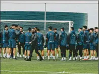  ?? FOTO: RCDE ?? Los jugadores del Espanyol, en el stage de Pinatar