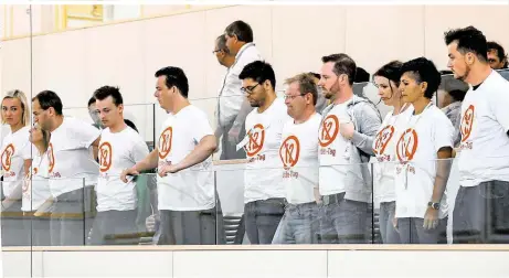  ??  ?? Proteste auf der Zuschauert­ribüne im Parlament: Sie machen mit T-Shirts auf den 12-Stunden-Tag aufmerksam. SPÖ-Abgeonrdne­ter und Gewerkscha­fter Josef Muchitsch hat scheints seine Freude daran