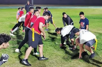  ??  ?? Acción dE SEmiFinALE­S en la división juvenil de la Liga de Futbol Bandera de San Luis. Las acciones de la liga finalizaro­n el 18 de diciembre, con los partidos de campeonato en las dos divisiones.