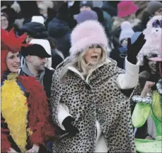  ?? AP PHOTO/MICHAEL DWYER ?? Harvard’s Hasty Pudding Theatrical­s Woman of the Year Jennifer Coolidge (center) rides in a parade in her honor, on Saturday in Cambridge, Mass.
