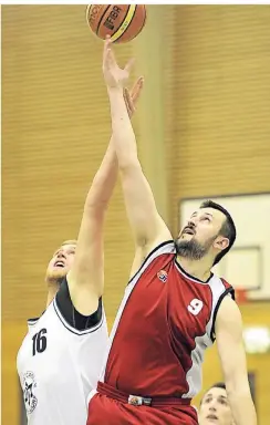  ?? BENEFOTO ?? Mit den Fingerspit­zen eher am Ball: Dusan Djukic (Alte Freunde/roter Dress) setzt sich gegen Maccabis Fabian Büsken durch.