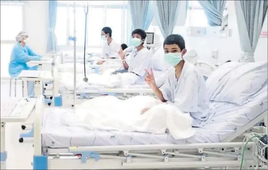  ?? GOBIERNO DE TAILANDIA / REUTERS ?? Imagen de vídeo de varios de los niños rescatados descansand­o en sus camas del hospital de Chiang Rai