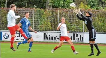  ?? Foto: Karl Aumiller ?? Diesen Ball hält BCS Keeper Khanh van Vu vor Lars Jaud (Mitte). Zweimal musste er aber hinter sich greifen.