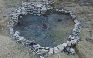  ?? (Photos J.-M.P. et DR) ?? Un bassin datant de l’époque des Romains a été découvert lors des fouilles archéologi­ques. « Un cas inédit dans les Alpes-Maritimes», précisent les profession­nels.