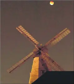  ??  ?? The blood moon pictured by Ross Davenport near Willesboro­ugh Windmill
