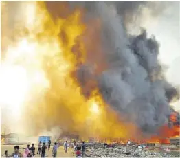  ?? Stringer / Reuters ?? Zona del camp de refugiats on es va iniciar l’incendi dilluns.