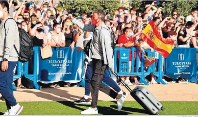  ?? PIZARRO ?? Luis Enrique saluda a la afición que esperaba al equipo a la llegada al hotel de concentrac­ión en Sevilla.ANTONIO