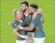  ?? AFP ?? ■
South Africa's scrum-half Faf de Klerk (left) celebrates his try during the World Cup quarter-final win over Japan on Sunday.