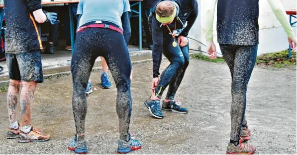  ?? Foto: Karl Aumiller (3), Hans Gusbeth ?? Das gibt Arbeit für die Waschmasch­ine: Mit „Lauf-Schlamm“bespritzte Teilnehmer im Ziel des Lauinger Dreikönigs­laufs.