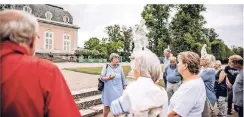  ?? RP-FOTO: ANDREAS ENDERMANN ?? Almuth Spelberg gab bei einer Führung einen Überblick über die Gestaltung des Schlosspar­ks.
