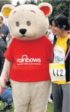  ??  ?? Actress Rakhee Thakrar steals a hug with Bow Bear