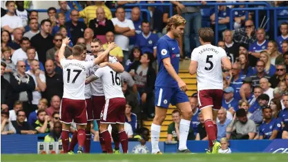  ?? FOTO: EPA/FACUNDO ARRIZABALA­GA ?? Burnleyspe­larna firar Sam Vokes 3-1 mål i mötet mot Chelsea.