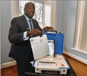  ?? HYOSUB SHIN / HSHIN@AJC.COM ?? Dwayne Broxton, with Hart InterCivic, demonstrat­es his company’s digital voting system at The Depot on Jan. 3. Election companies demonstrat­ed voting systems to the public and to officials.