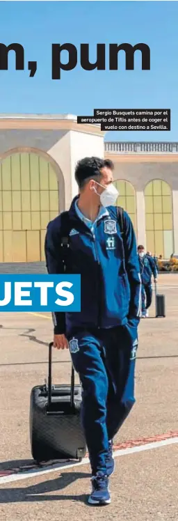  ??  ?? Sergio Busquets camina por el aeropuerto de Tiflis antes de coger el vuelo con destino a Sevilla.