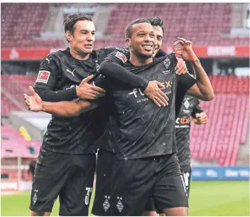  ?? FOTO: MARIUS BECKER/DPA ?? Die Gladbacher Spieler wollen wie hier im Spiel gegen den 1. FC Köln auch gegen Arminia Bielfeld wieder jubeln und den dritten Auswärtssi­eg der Bundesliga-Saison schaffen.