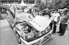  ??  ?? Mazlan (fourth right) shares a light moment with participan­ts at the Sebenarnya.My Carnival at Sekolah Kebangsaan Guar Perahu. — Bernama photo