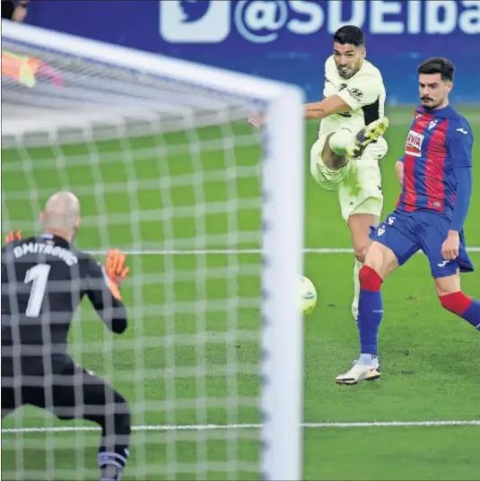  ??  ?? Luis Suárez marcó con este derechazo cruzado el primero de sus dos goles ante el Eibar.