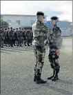  ??  ?? Le Major de promotion de la section des jeunes engagés volontaire­s Anthony s’est vu remettre le galon de sapeur de première classe par le Colonel Venard