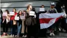  ??  ?? Студенты протестуют у Минского государств­енного лингвистич­еского университе­та