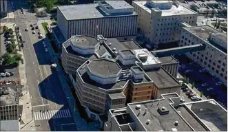  ?? TY GREENLEES / STAFF ?? Aerial shot of the Montgomery County Jail in downtown Dayton, where overcrowdi­ng and problems with inmate treatment have led to 14 lawsuits in recent years.