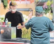  ?? SCOTT GARDNER THE HAMILTON SPECTATOR ?? Paul Reardon makes them just right in Gore Park.