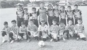  ??  ?? PASUKAN SK Pekan Menumbok (berdiri) dan MyQaQa Soccerkids bergambar sebelum aksi separuh akhir.