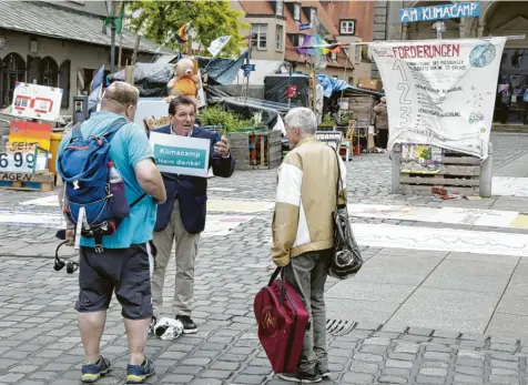  ?? Foto: Christoph Bruder ?? Der 74‰jährige Augsburger Kurt Späth ist ein Mensch, der kein Blatt vor den Mund nimmt. Derzeit protestier­t er gegen das Klimacamp, weil es ihm optisch nicht gefällt. Oft kommt er dabei mit Passanten ins Gespräch.