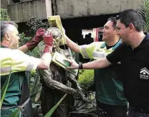  ?? Reprodução/Facebook ?? Beghini (centro), com uniforme da Inova, faz ação na Sé