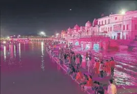  ?? DEEPAK GUPTA/HT PHOTO ?? A lit-up Ram Ki Pedi in Ayodhya on Monday.