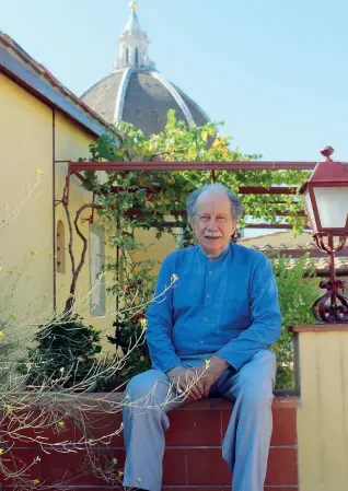  ??  ?? Giannozzo Pucci sulla terrazza di Palazzo Pucci dove ha creato un vero e proprio orto