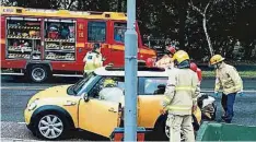  ??  ?? 案發於2015年5月­22日，有消防員接報到場後打­破車窗，救出車內昏迷的兩名事­主，2人送院後證實死亡。警方過後表示2人因吸­入一氧化碳中毒致死。（明報照片）