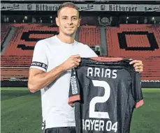  ?? /TWITTER SANTIAGO ARIAS. ?? El lateral derecho publicó ayer mismo esta foto en sus redes sociales con su nueva playera.