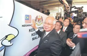  ?? — Gambar Bernama ?? PELANCARAN: Najib pada pelancaran kerjasama Negaraku KKM dan MARA di ruang legar Bangunan Perdana Putra di Putrajaya, semalam. Turut hadir Menteri Kesihatan Datuk Seri Dr S. Subramania­m dan Menteri Komunikasi dan Multimedia, Datuk Sri Dr Salleh Said...