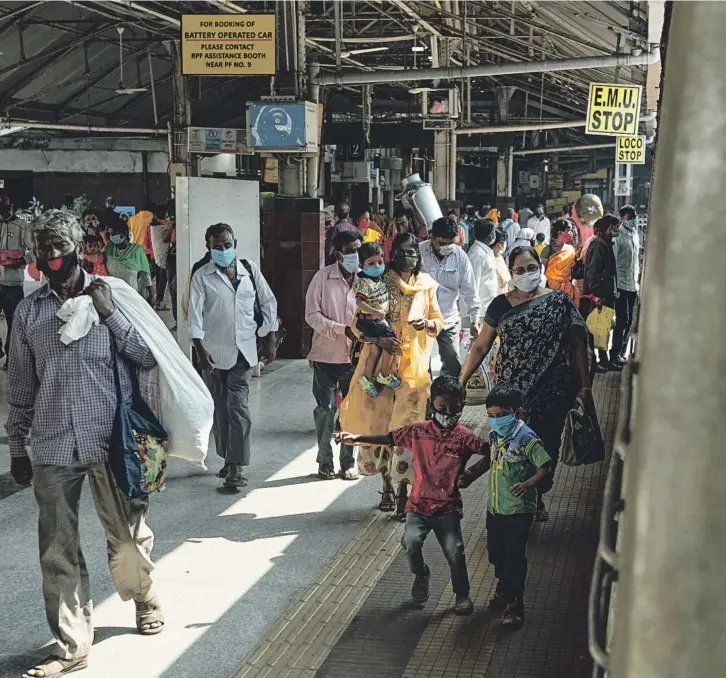  ??  ?? Amnistía Internacio­nal reclama que "el acceso a vacunas asequibles y de buena calidad y que las campañas de vacunación no agraven las desigualda­des“. En la imagen, uso
generaliza­do de mascarilla en una estación de tren en Bengala