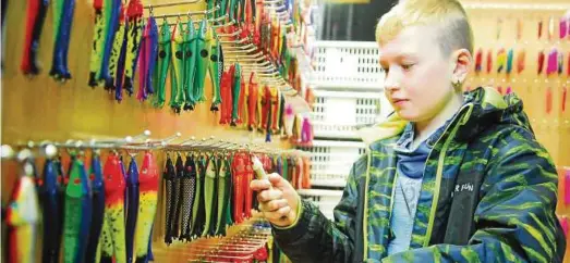  ??  ?? Perfekte Pose: Sebastian aus Gräfinau-Angstedt im Ilmkreis rüstete sich auf der Messe für den nächsten Fischzug aus. Neben Posen, Blinkern, Keschern, Ruten und Rollen zum Kaufen gab es auch viele Vorträge zum Zuhören, etwa wie man mit Ortungsger­äten...