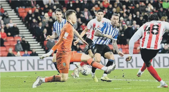  ?? ?? Benji Kimpioka scores Sunderland’s fifth goal against Sheffield Wednesday.